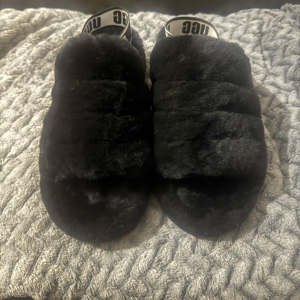 UGG women’s Black Fluff  yeah Slides size 8